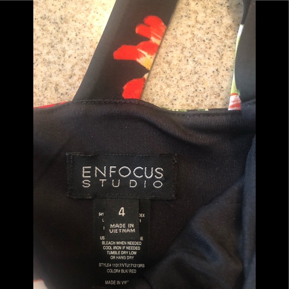 Floral fitted black dress with slits on the side - Picture 3 of 5